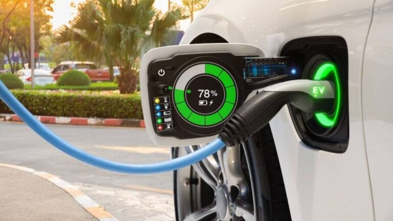 ⚡ POLUIÇÃO Oculta: É Melhor Usar Máscara Ao Carregar Seu Carros Elétricos! 1 carro elétrico carregando