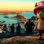 Ilustração realista do personagem Tony Tony Chopper em destaque, posicionado em um mirante rochoso ao lado da bandeira pirata dos Chapéus de Palha e silhuetas de vilões, tendo ao fundo a paisagem ensolarada do Rio de Janeiro com o Pão de Açúcar, simbolizando a chegada da tour mundial da série ao Brasil.