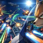 Ilustração em estilo anime de Fox McCloud pilotando sua nave espacial com uma expressão determinada. Ao fundo, uma épica batalha aérea sobre uma metrópole futurista, repleta de naves em combate, explosões e raios laser coloridos cruzando o céu.